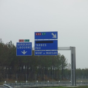 Les panneaux de l'A65 restent scotchés