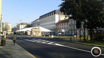 Le chapiteau des producteurs sur la place Marguerite Laborde durant les travaux.